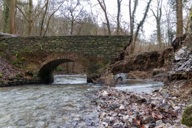 Sel baskını sonrası nehir deresi bir köprüyü yıktı. Su, doğanın gücünü ve tehlikeli hava şartlarına, fırtınalara, kasırgalara, kasırgalara ve kasırgalara karşı sigorta ihtiyacını gösteriyor.