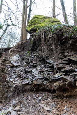 Sel baskını sonrası nehir deresi bir köprüyü yıktı. Su, doğanın gücünü ve tehlikeli hava şartlarına, fırtınalara, kasırgalara, kasırgalara ve kasırgalara karşı sigorta ihtiyacını gösteriyor.