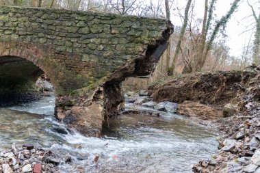 Sel baskını sonrası nehir deresi bir köprüyü yıktı. Su, doğanın gücünü ve tehlikeli hava şartlarına, fırtınalara, kasırgalara, kasırgalara ve kasırgalara karşı sigorta ihtiyacını gösteriyor.