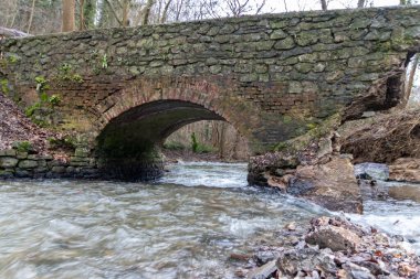 Sel baskını sonrası nehir deresi bir köprüyü yıktı. Su, doğanın gücünü ve tehlikeli hava şartlarına, fırtınalara, kasırgalara, kasırgalara ve kasırgalara karşı sigorta ihtiyacını gösteriyor.