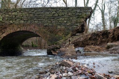 Sel baskını sonrası nehir deresi bir köprüyü yıktı. Su, doğanın gücünü ve tehlikeli hava şartlarına, fırtınalara, kasırgalara, kasırgalara ve kasırgalara karşı sigorta ihtiyacını gösteriyor.