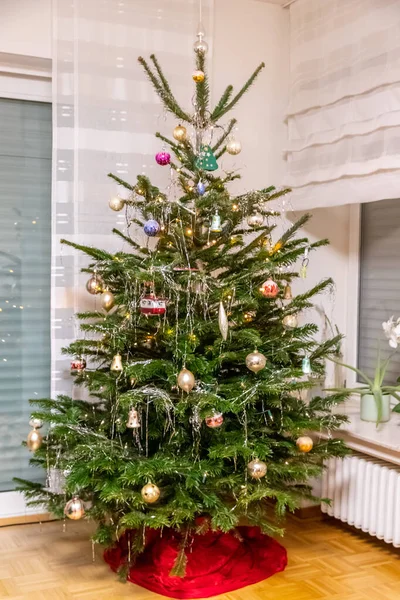 Pohon Natal Dengan Bola Rumah — Stok Foto