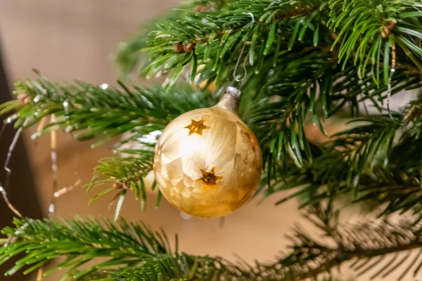 Espumosas Bolas Navidad Adornos Navidad Otorgan Una Víspera Santa Festiva —  Fotos de Stock