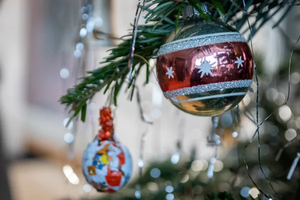 Espumosas Bolas Navidad Adornos Navidad Otorgan Una Víspera Santa Festiva —  Fotos de Stock