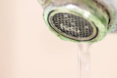 Banyoda kireçlenmiş krom kabzası olarak eski pullu musluk sızıntıyı durdurmak için temizlik maddesiyle bakım ve kireçlenmeden arındırma ve damlacık yoksulluğu ile eski bakterinin hijyen bakterisini iyileştirmeye ihtiyaç duyar.