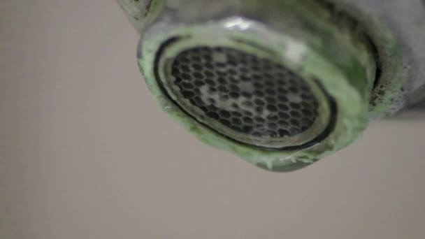 浴室の石灰化されたクロムハンドルとして古いスケールの蛇口は液漏れを停止し 液滴貧困と古いハンドルの衛生細菌を改善するために洗浄剤とのメンテナンスと脱石灰化を必要とします — ストック動画