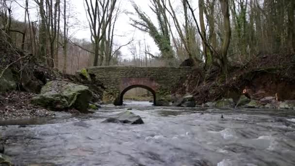 Поврежденный Мост Показывает Разрушенный Мост После Сильных Осадков Экстремальных Погодных — стоковое видео