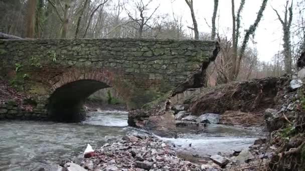 Поврежденный Мост Показывает Разрушенный Мост После Сильных Осадков Экстремальных Погодных — стоковое видео