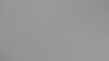 Avro parasını avro banknotları ve avro sikkeleriyle yakalayan Avrupalı açgözlü bir adam özel zevk ve zevk için ellerini beyaz masanın üzerine koyuyor ya da başkalarının hırsız ve para ticaretini soyuyor.