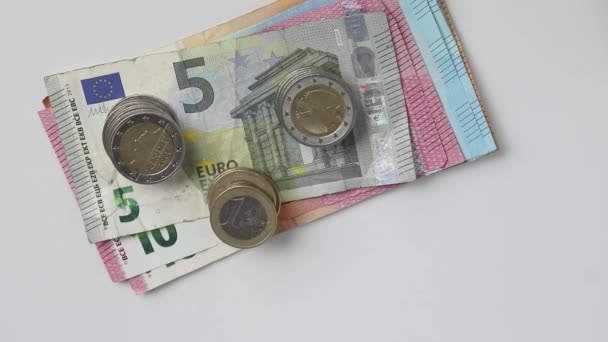 Európai Kapzsi Ember Europénzt Kap Eurobankjegyekkel Euroérmékkel Fehér Asztalon Saját — Stock videók
