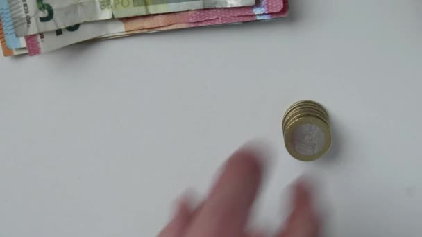 Mão Homem Europeu Contando Notas Euro Moedas Euro Mesa Branca — Vídeo de Stock