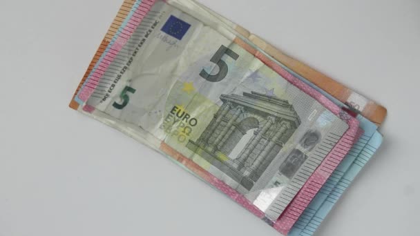 Hand Van Europese Man Die Eurobankbiljetten Euromunten Een Wit Bureau — Stockvideo