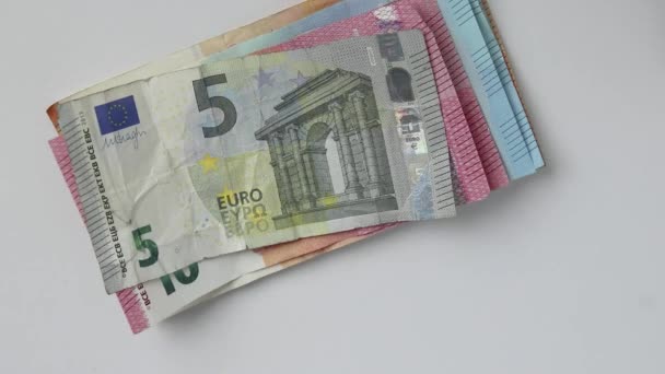 Europeiska Mannens Hand Med Eurosedlar Och Euromynt Vitt Skrivbord Med — Stockvideo