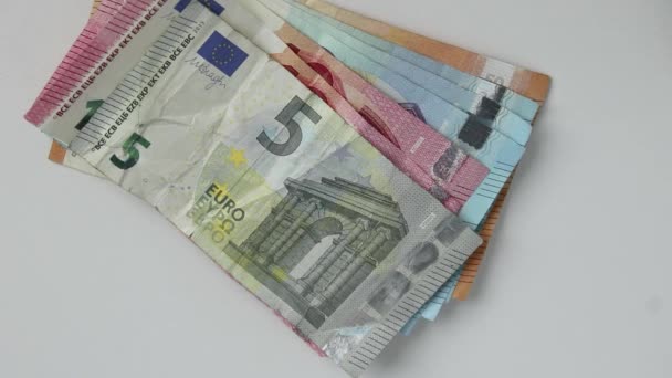 20ユーロ 50ユーロ紙幣を金融投資の収入としてホワイトデスクにユーロ紙幣とユーロ硬貨を数えるヨーロッパの男性の手群衆の資金調達の資本給与スタック貿易 — ストック動画