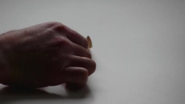 Avro banknotları ve avro paralarını sayan Avrupalı bir adam, 10, 20 ve 50 avroluk banknotlarla birlikte banknotları mali yatırım ve maaş yığını sermayesi olarak sayıyor.