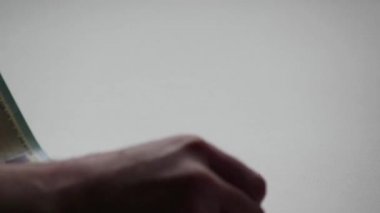 Avro banknotları ve avro paralarını sayan Avrupalı bir adam, 10, 20 ve 50 avroluk banknotlarla birlikte banknotları mali yatırım ve maaş yığını sermayesi olarak sayıyor.