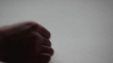 Avro banknotları ve avro paralarını sayan Avrupalı bir adam, 10, 20 ve 50 avroluk banknotlarla birlikte banknotları mali yatırım ve maaş yığını sermayesi olarak sayıyor.