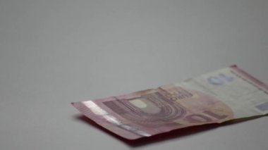 Avro banknotları ve avro paralarını sayan Avrupalı bir adam, 10, 20 ve 50 avroluk banknotlarla birlikte banknotları mali yatırım ve maaş yığını sermayesi olarak sayıyor.