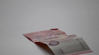 Avro banknotları ve avro paralarını sayan Avrupalı bir adam, 10, 20 ve 50 avroluk banknotlarla birlikte banknotları mali yatırım ve maaş yığını sermayesi olarak sayıyor.