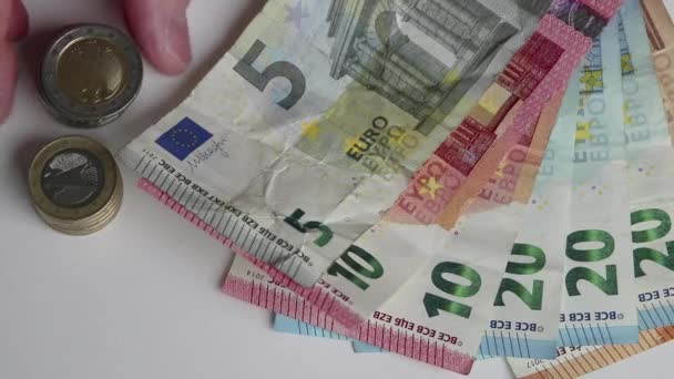 Hand Van Europese Man Die Eurobankbiljetten Euromunten Een Wit Bureau — Stockvideo