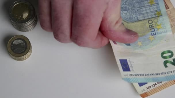 Europeiska Mannens Hand Med Eurosedlar Och Euromynt Vitt Skrivbord Med — Stockvideo