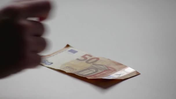 欧洲男人的手里拿着10 20和50欧元的欧元钞票和欧元钞票作为金融投资的收入和人群为工资堆栈交易筹资的资本 — 图库视频影像