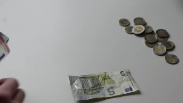 Рука Європейця Рахує Банкноти Євро Монети Євро Білому Столі Євро — стокове відео