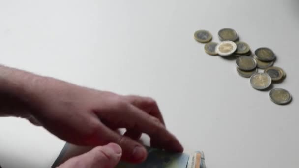 Χέρι Του Ευρωπαίου Που Μετρά Χαρτονομίσματα Και Κέρματα Ευρώ Λευκό — Αρχείο Βίντεο