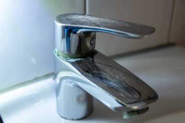 Modern banyodaki musluğu kapatın.