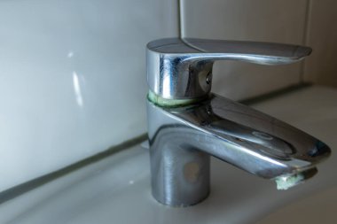 Modern banyodaki musluğu kapatın.