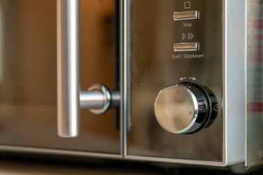 Modern mikrodalga fırını kapatın.