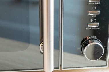 Modern mikrodalga fırını kapatın.