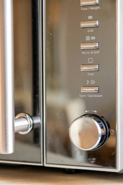 Modern mikrodalga fırını kapatın.