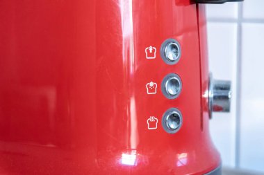 Kırmızı, modern elektrikli su ısıtıcısını kapatın.