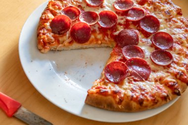 Peynir ve domates soslu, yakın planda salamlı lezzetli pizza. Lezzetli İtalyan yemeği ve aç gençler için diyet fast food. Parça parça besin atıştırmalıkları.