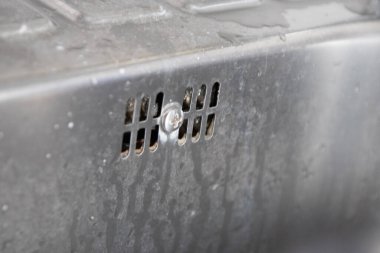 Mutfaktaki demir kaputun kapağını kapat.