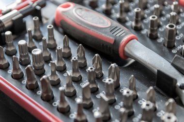 Torx bitleri, çapraz bit ve yerine konulabilir vida adaptörleri ile çeşitli vida düzenleyici olarak alet kutusu içinde tors bit profesyonel ekipman olarak ve tamirci mekanik
