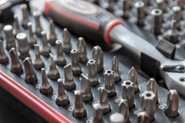 Torx bitleri, çapraz bit ve yerine konulabilir vida adaptörleri ile çeşitli vida düzenleyici olarak alet kutusu içinde tors bit profesyonel ekipman olarak ve tamirci mekanik