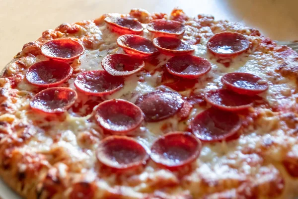 Heerlijke Salami Pizza Close Macro View Met Kaas Tomatensaus Als — Stockfoto