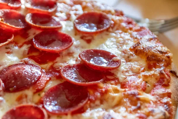 Deliciosa Pizza Salame Vista Macro Close Com Queijo Molho Tomate — Fotografia de Stock
