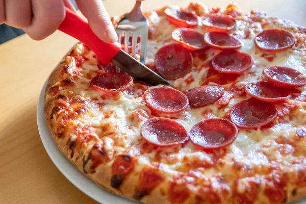 Las Manos Niño Cortan Pizza Salami Trozos Con Tenedor Cuchillo — Foto de Stock