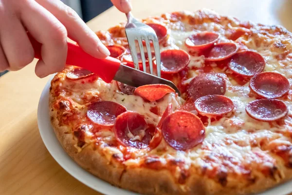 Jongen Handen Gesneden Salami Pizza Stukken Met Vork Mes Pizza — Stockfoto