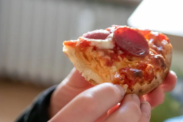 Dziecko Trzyma Kawałek Pizzy Salami Gorącą Parą Pyszny Ser Jedząc — Zdjęcie stockowe