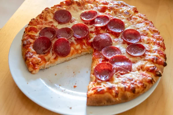 Вкусная Пицца Салями Макро Видом Сыром Томатным Соусом Вкусный Итальянский — стоковое фото