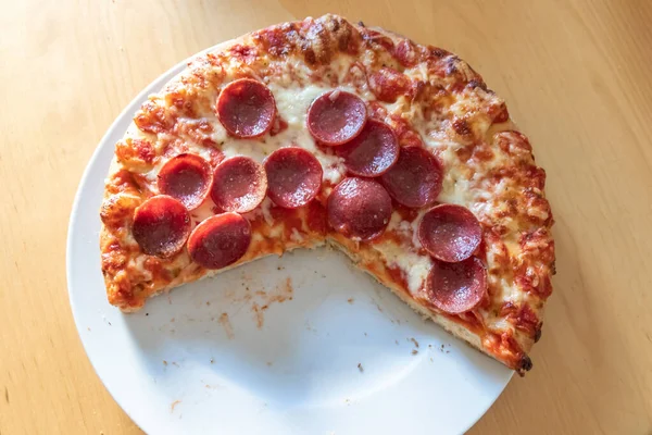Pyszne Pizzy Salami Zbliżeniu Makro Widok Serem Sosem Pomidorowym Jako — Zdjęcie stockowe
