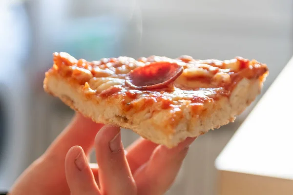 Mâna Copilului Ține Bucată Salam Pizza Abur Fierbinte Brânză Delicioasă — Fotografie, imagine de stoc