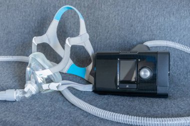 Engelleyici uyku apnesine karşı tam yüz maskeli CPAP maskesi hastalara solunum maskesi olarak yardımcı olur ve horlayan uyku bozukluğunda ilaç solumak için başlık takılır. Böylece nefes almak daha kolay olur.