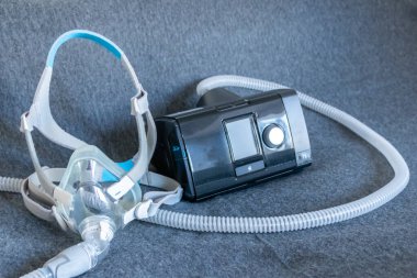 Engelleyici uyku apnesine karşı tam yüz maskeli CPAP maskesi hastalara solunum maskesi olarak yardımcı olur ve horlayan uyku bozukluğunda ilaç solumak için başlık takılır. Böylece nefes almak daha kolay olur.