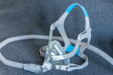 Yastıktaki engelleyici uyku apnesine karşı CPAP maskesi hastalara solunum maskesi ve horlama ve uyku bozukluğuna karşı bir CPP makinesiyle solunum maskesi olarak yardımcı olur.