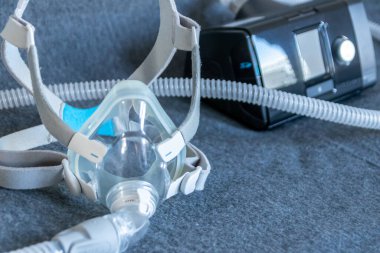 Engelleyici uyku apnesine karşı tam yüz maskeli CPAP maskesi hastalara solunum maskesi olarak yardımcı olur ve horlayan uyku bozukluğunda ilaç solumak için başlık takılır. Böylece nefes almak daha kolay olur.
